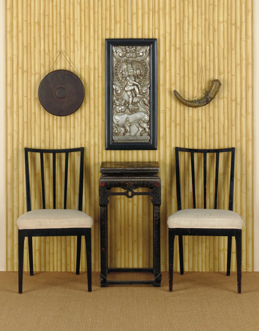 Una mesa lateral china ebonizada y decorada parcialmente en policromía, interior de la casa de Marlon Brando, Mulholland Drive, Los Ángeles, EE.UU. de Unbekannt