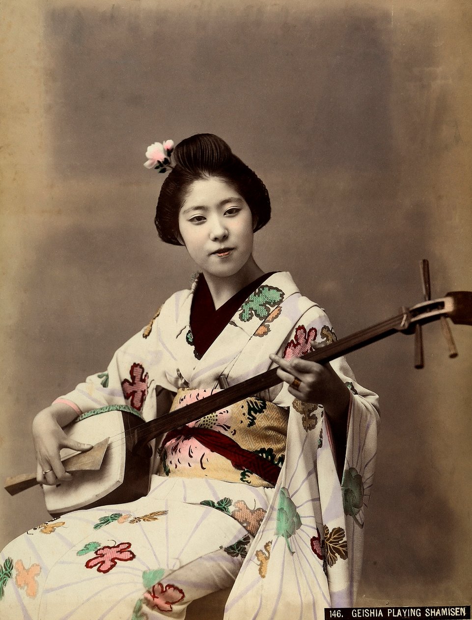 Una geisha tocando el shamisen (foto en color) de Unbekannter Künstler