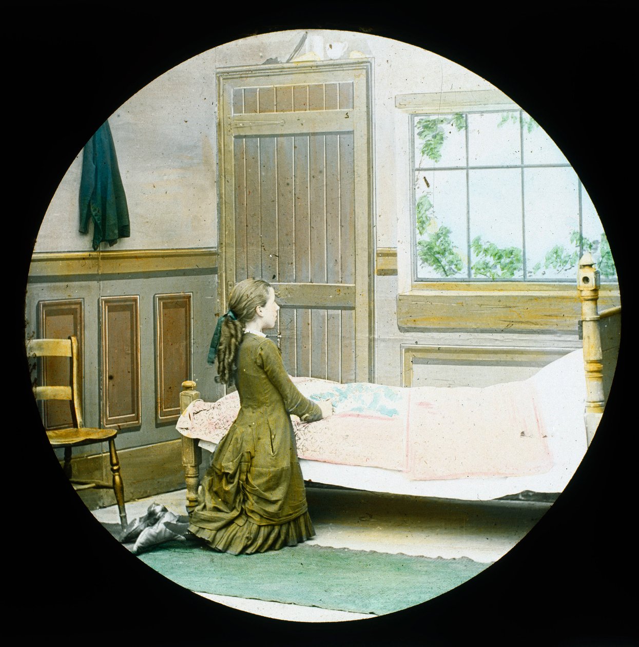 Una niña arrodillada en oración junto a su cama, diapositiva de linterna mágica, c 1890 de Unbekannt