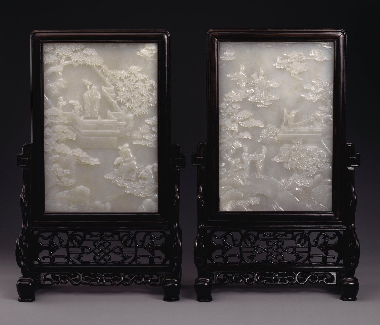 Un par de pantallas de mesa de jade blanco talladas en relieve con inmortales entre nubes o en jardines con asistentes y bestias míticas de Unbekannt