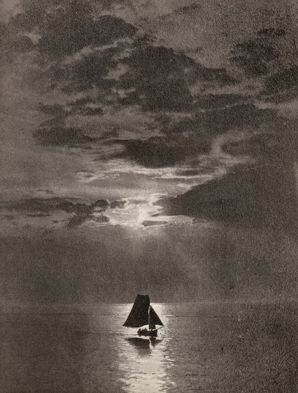 Un tramo de océano iluminado por la luna con un velero de Unbekannter Künstler