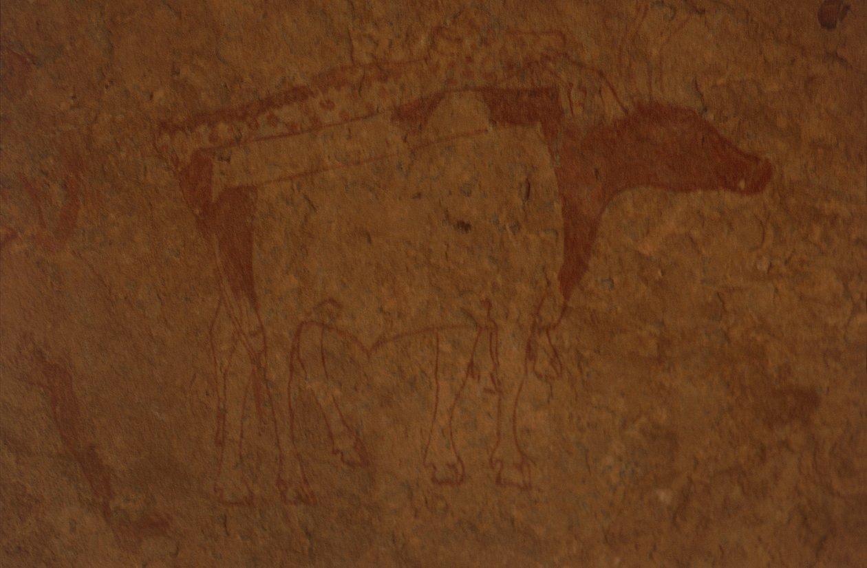 Argelia, desierto del Sahara, Parque Nacional Tassili-n-Ajjer, sitio de Sefar, pintura rupestre que representa un toro de William M. Timlin