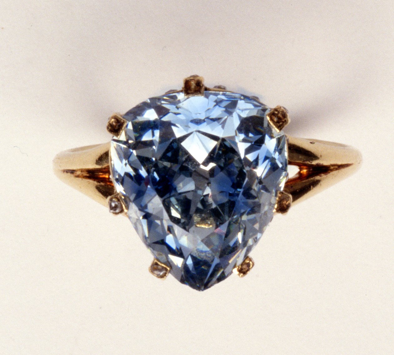 Anillo antiguo de corte fantasía, el diamante azul-gris pesa 5.45 quilates, una vez propiedad de María Antonieta de Unbekannt