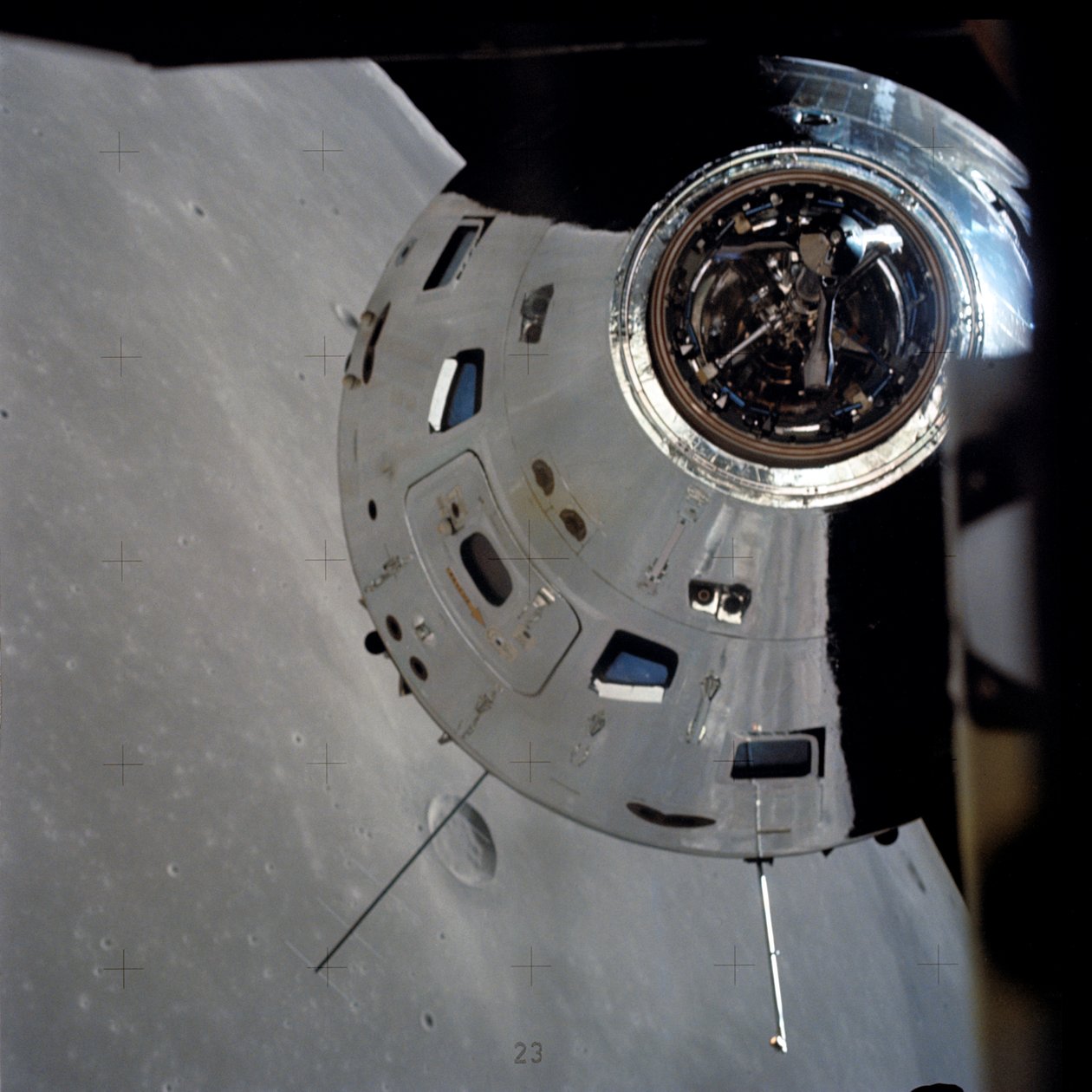 Módulos de Comando/Servicio del Apollo 17 fotografiados desde el módulo lunar en órbita de Unbekannt