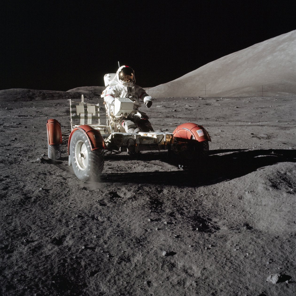El astronauta Eugene Cernan conduce el Vehículo de Exploración Lunar durante la primera EVA de Unbekannt
