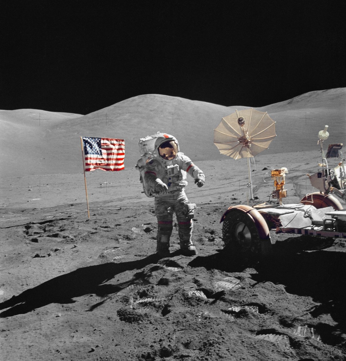 El astronauta Eugene Cernan camina hacia el LRV durante la EVA de Unbekannt