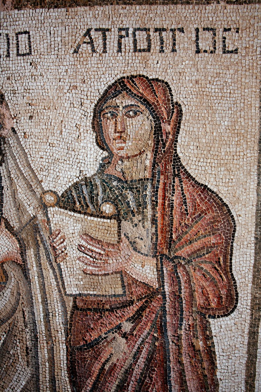 Atropos - Una de las tres Moiras representada con un pergamino abierto en el que estaba inscrita la vida de Aquiles - Detalle del panel que representa el primer baño de Aquiles - Mosaicos de Pafos, Villa de Teseo, siglo V d.C. - Chipre - Representación de  de Unbekannt