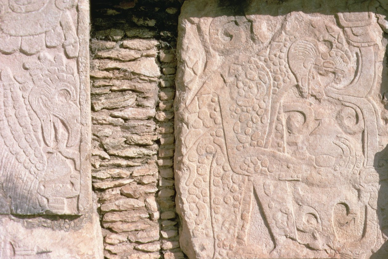 Bajorrelieve que representa jaguares sacando corazones humanos de víctimas sacrificiales de William M. Timlin