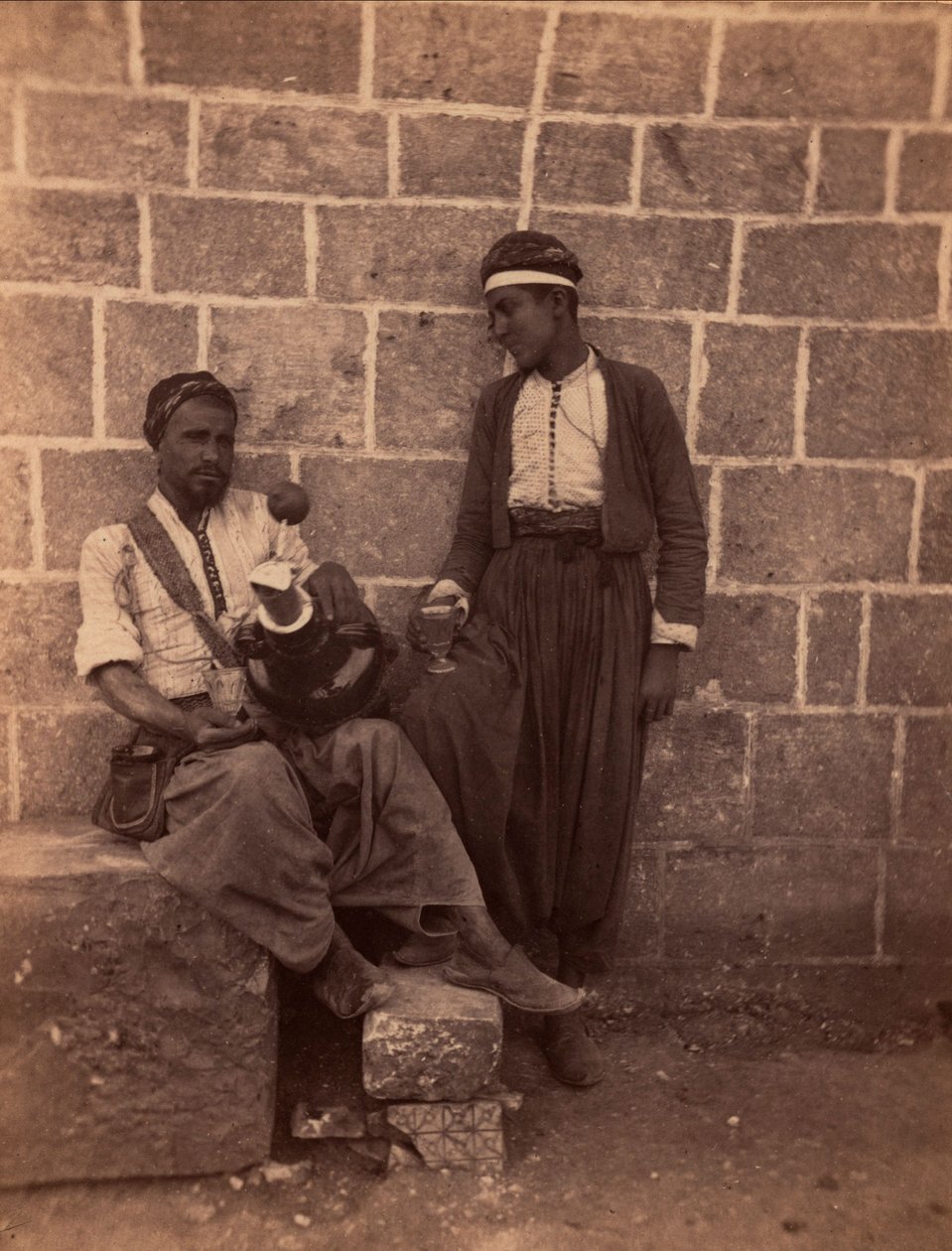 Comerciantes de limonada de Beirut. Fotografía de Charles Lallemand (1826-1904) en "Siria, trajes, viajes y paisajes". 1865. Colección privada. de Unbekannter Künstler