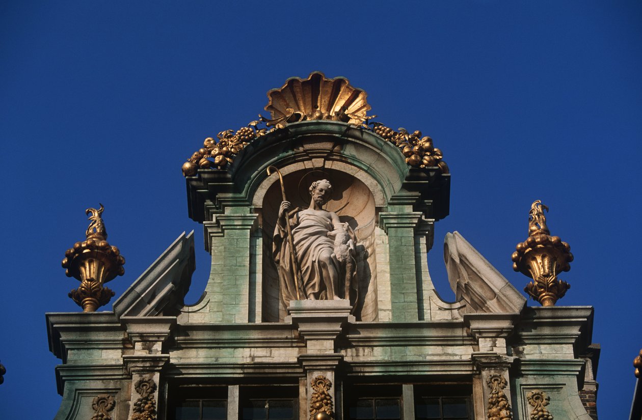 Bélgica, Bruselas, Grand Place, detalle arquitectónico de Benjamin Baud
