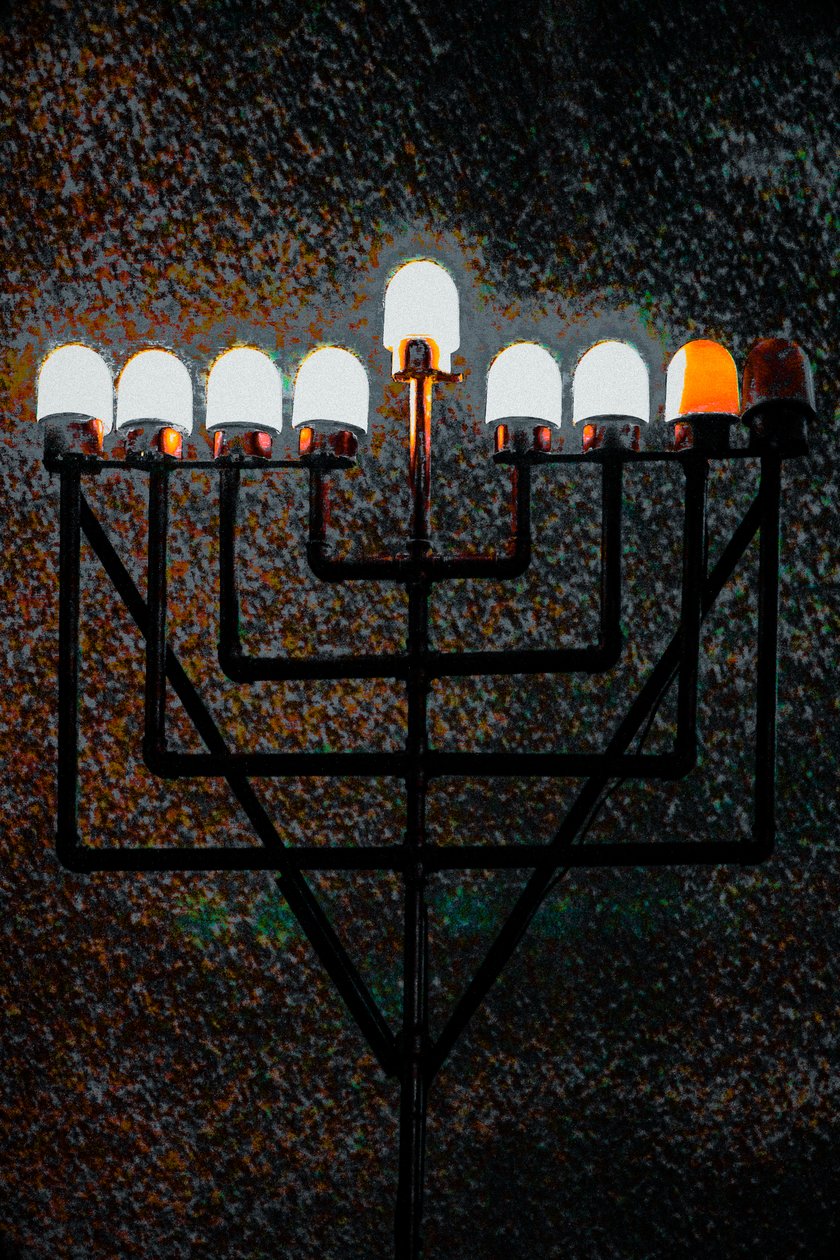 Gran Menorah de la Sinagoga, 2018 (fotografía pintada a mano) de Unbekannter Künstler