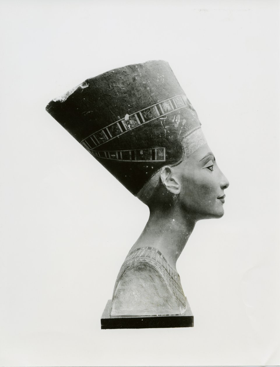 Busto de la Reina Nefertiti, vista lateral, copia del busto en el Museo Egipcio, SMPK, Berlín (piedra caliza pintada) (foto en blanco y negro) de Unbekannt