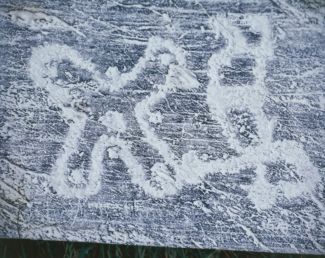 Rosa camuna, copia de grabados rupestres en el Valle de Valcamonica, dibujo a carbón, técnica de frottage de Benjamin Baud