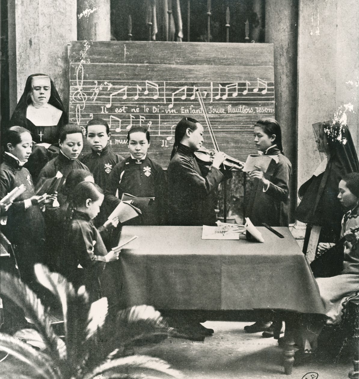 Práctica de villancicos en una misión francesa en China, principios del siglo XX (foto en blanco y negro) de Unbekannt