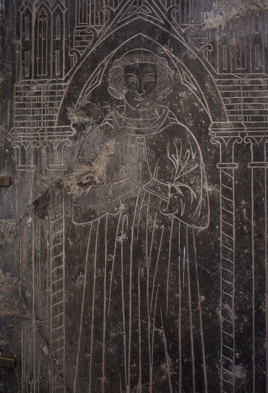 Colección Catedral. Fragmento de placa de piedra. Bajorrelieve. Funcionario eclesiástico. Iglesia de origen (Saint-Quentin de Tournai. Finales del siglo XIII. de Unbekannter Künstler