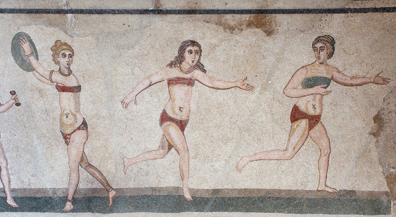 Cámara de las Diez Doncellas o el mosaico de las "chicas en bikini". Vista general del panel superior: peso, lanzamiento de disco y carrera. Siglo III - IV. Villa Romana del Casale, Sicilia. Sitio UNESCO. de William M. Timlin