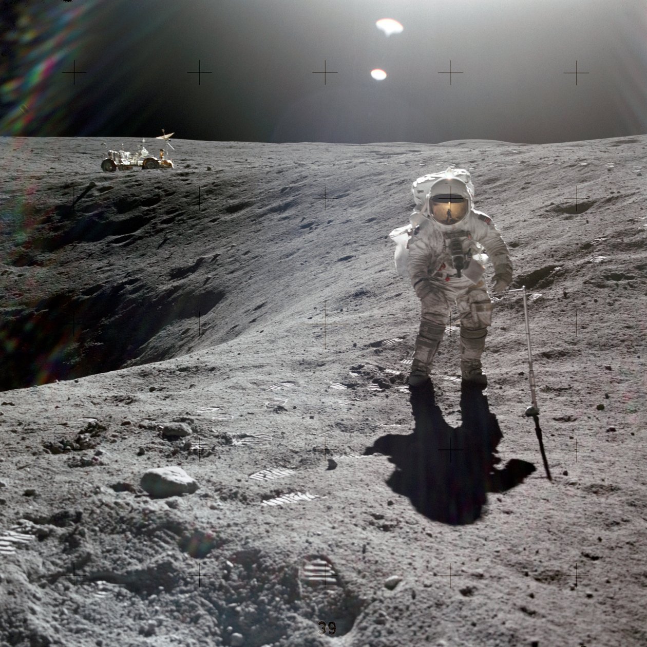 Charles M. Duke, Jr., piloto del módulo lunar de la misión Apollo 16, recolectando muestras lunares en el borde del Cráter Plum, abril de 1972 (foto) de Unbekannt