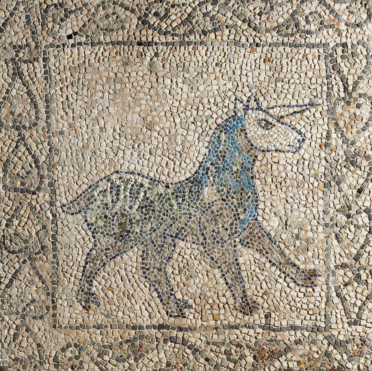 Cuarta Cruzada, fragmentos de mosaicos de pisos que representan un unicornio de Benjamin Baud