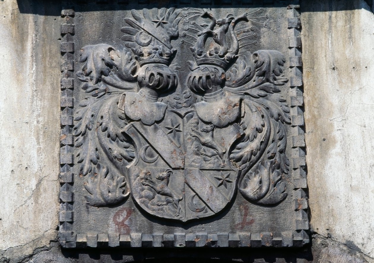 Escudo de armas en puerta de madera de una casa en Lavis, Trento, Trentino-Alto Adige, Italia de Benjamin Baud