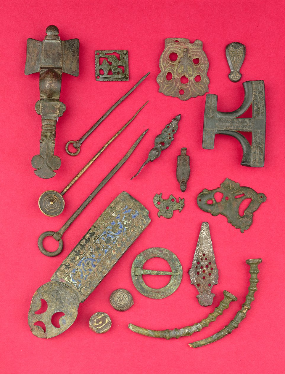 Colección de antigüedades anglosajonas, vikingas y celtas, incluyendo broches cruciformes anglosajones y monturas de cubiertas de libros y alfileres de cabeza anular hiberno-vikingos, que van desde el siglo IV a.C. hasta el IX d.C. de Unbekannt