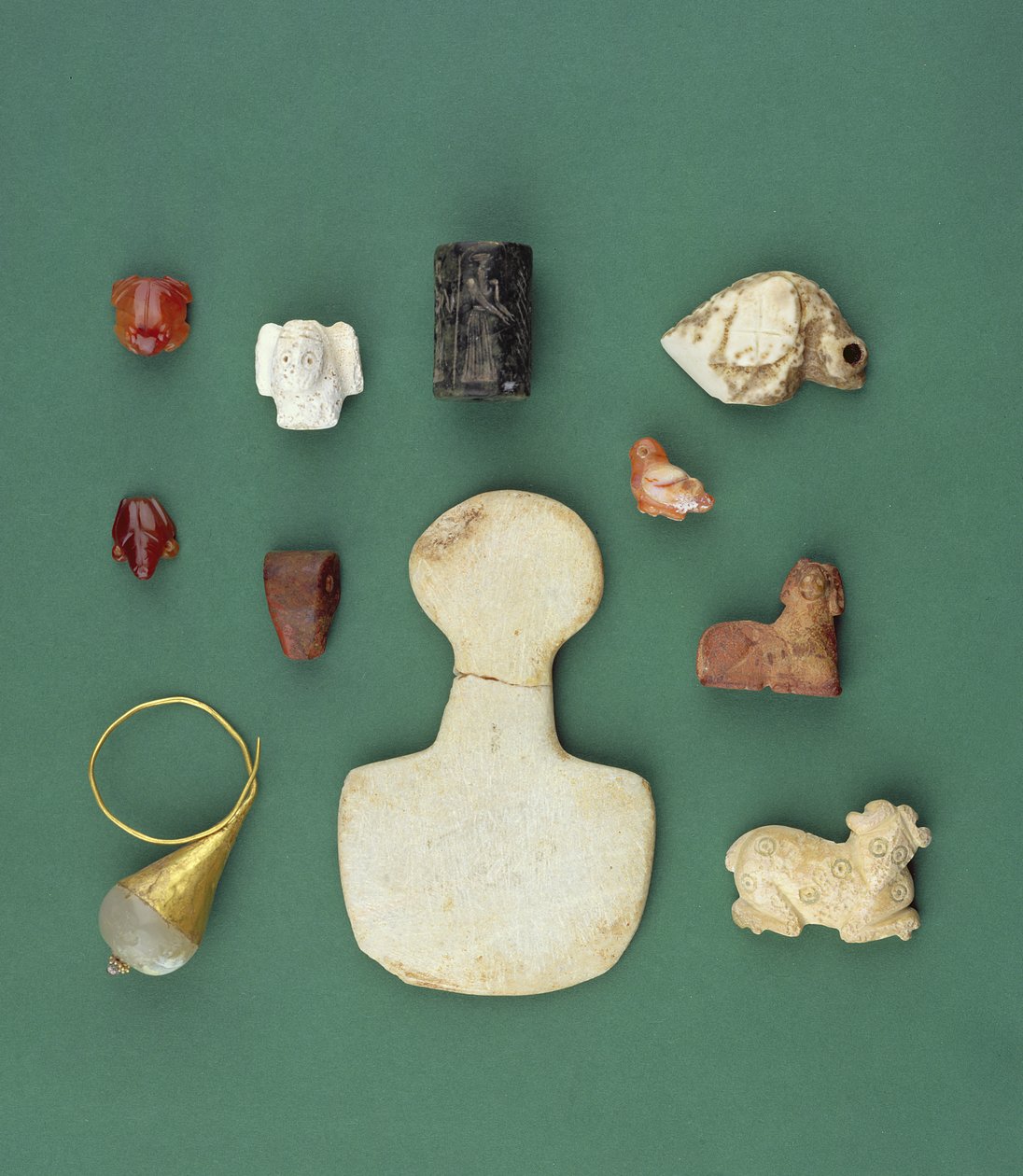 Colección de objetos del Mediterráneo Oriental incluyendo un amuleto de buitre sumerio, un sello de serpentina acadio y una rana de cornalina mesopotámica, que datan de 3300-2000 a.C. de Unbekannt