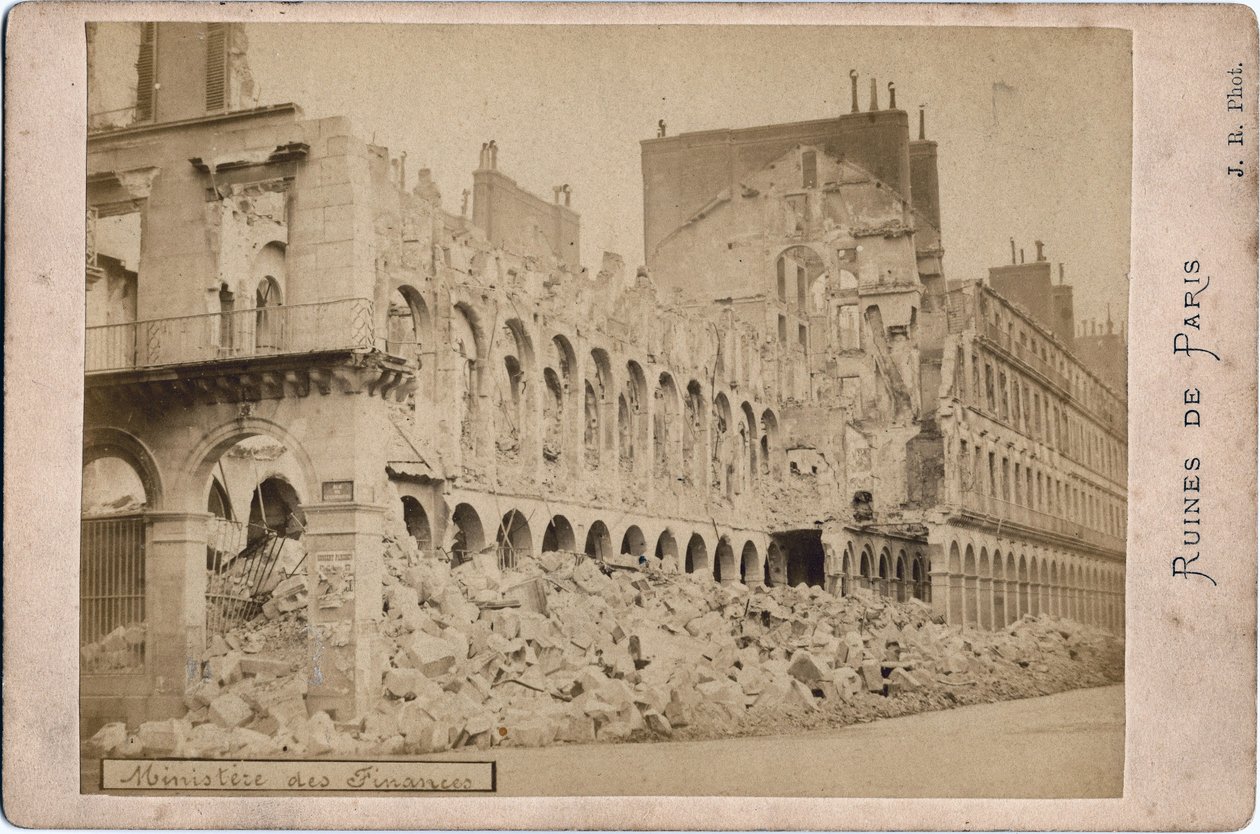 Comuna de París: vista de las ruinas del Ministerio de Finanzas en París en mayo de 1871. Fotografía J.R. de Unbekannt