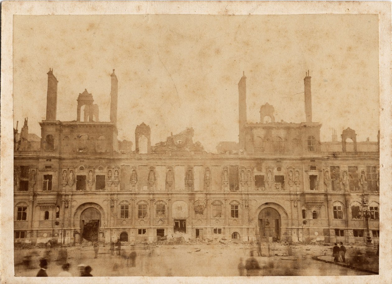 Comuna de París (1871): vista del incendio del Ayuntamiento en mayo de 1871. Fotografía anónima de Unbekannt