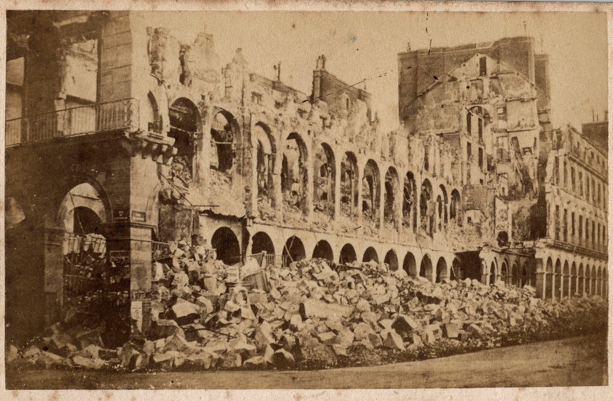 Comuna de París (1871): vista del Ministerio de Finanzas después del incendio de mayo de 1871. Fotografía. Impresión en cartón Dim. 10x6,9 cm de Unbekannt