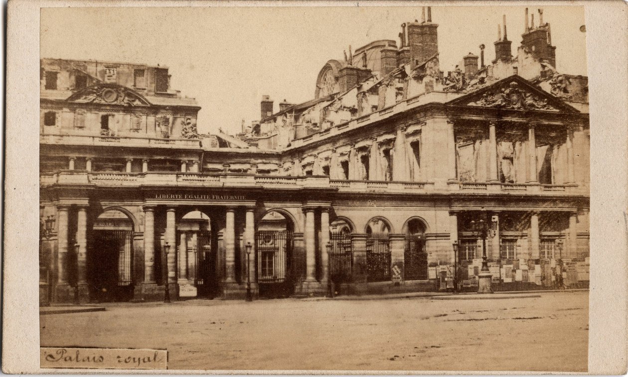 Comuna de París (1871): vista del Palais-Royal después del incendio de mayo de 1871. Fotografía anónima de Unbekannt