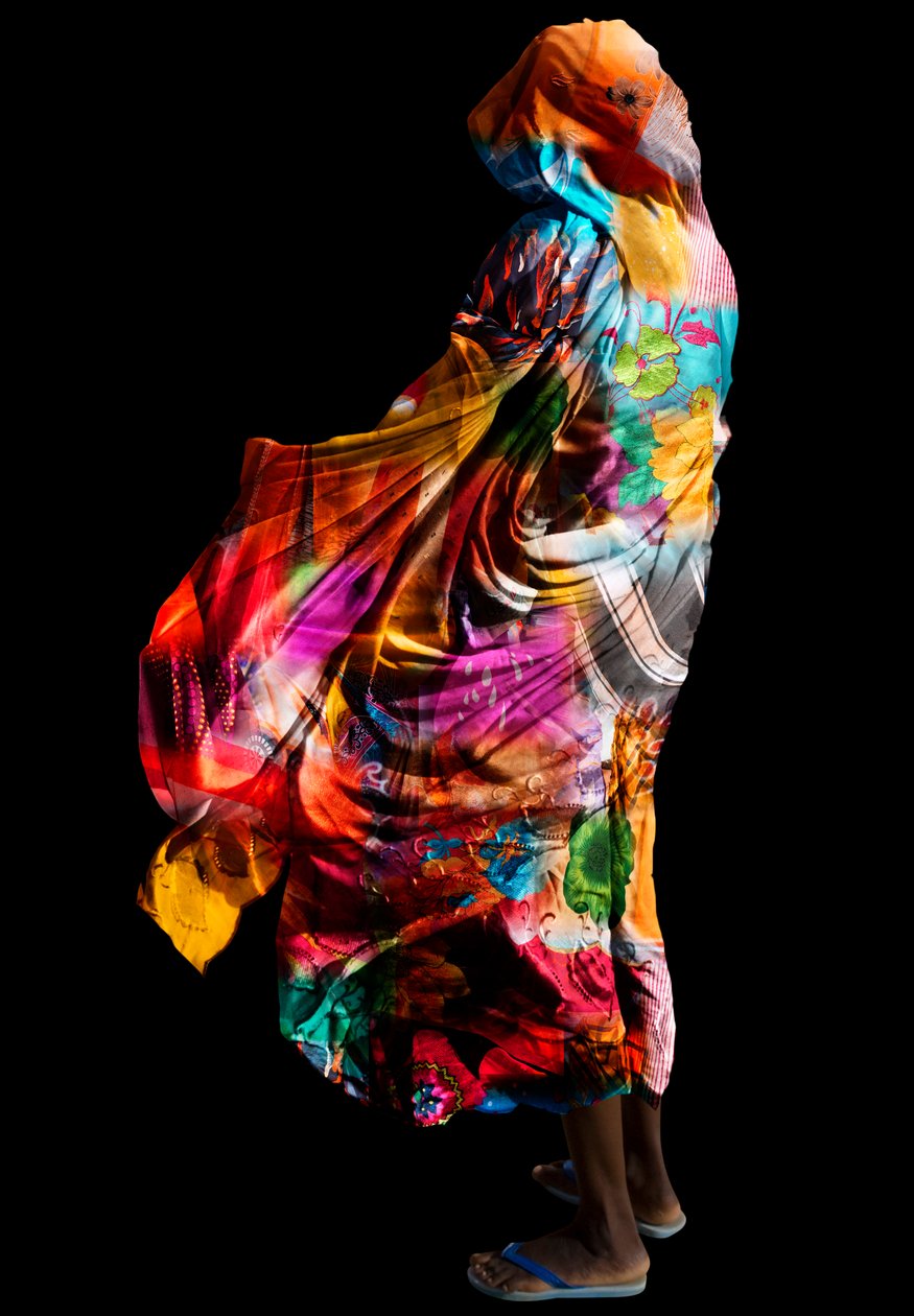 Imagen compuesta; para representar la ropa quitada para que estas mujeres pudieran ser violadas, Conflicto de Darfur una nueva mirada al genocidio, parte de una serie, Sudán, África (foto) de Unbekannter Künstler