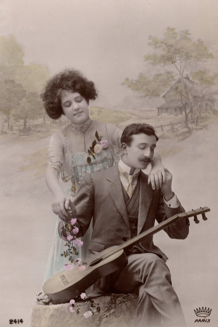 Pareja con flores y guitarra española, Francia, c.1910 (tarjeta postal) de Unbekannter Künstler