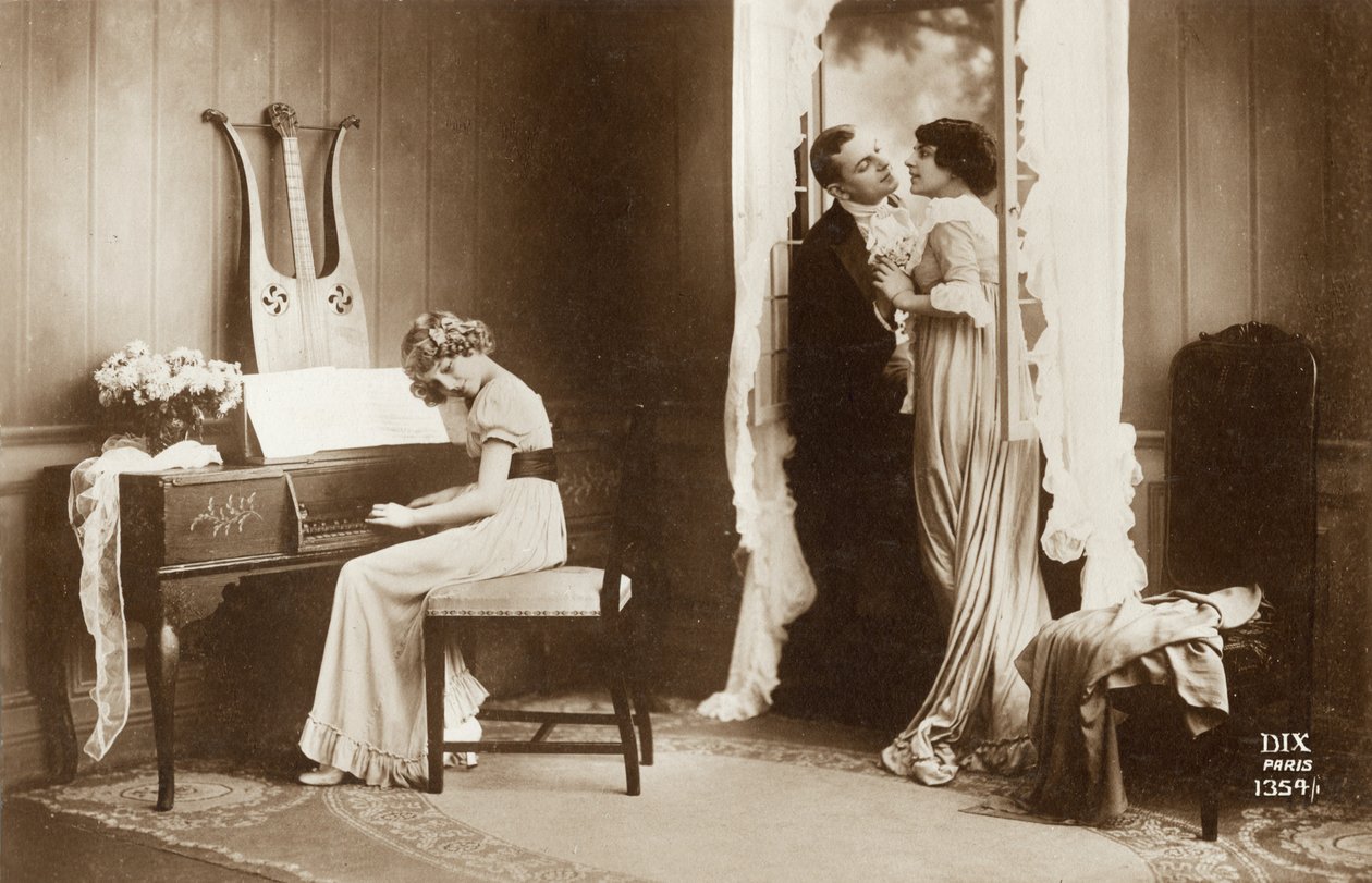 Pareja de novios y jovencita tocando el piano, París, c.1920 (tarjeta postal) de Unbekannter Künstler