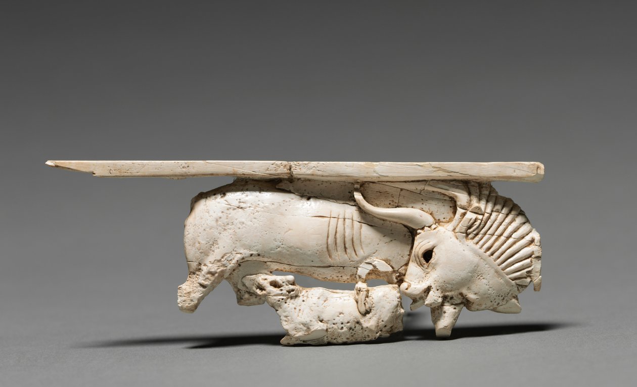Placa decorativa: Vaca amamantando a su ternero, 900-800 a.C. de Unbekannt