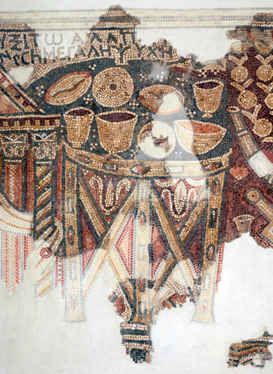 (detalle) de un piso de mosaico que representa la mesa de ofrendas con copas, cuencos y panes del sinagoga samaritana en El-Khirbe, Cisjordania, siglo IV d.C. de Unbekannt