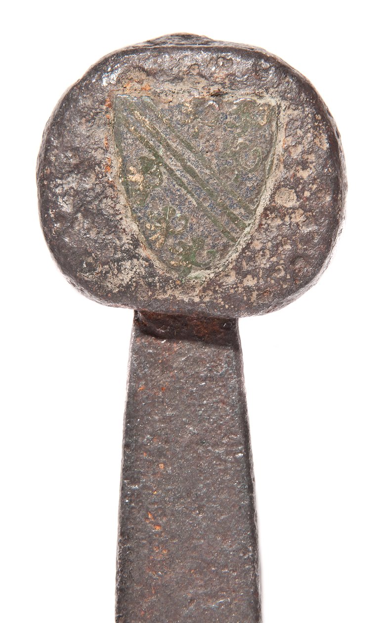 (detalle) de una espada ancha medieval tardía con hoja vikinga anterior y escudos de armas de la familia De Bohun de Unbekannt