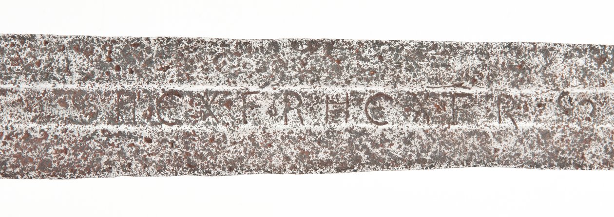(detalle) de una espada ancha medieval tardía con hoja vikinga anterior y escudos de armas de la familia De Bohun de Unbekannt