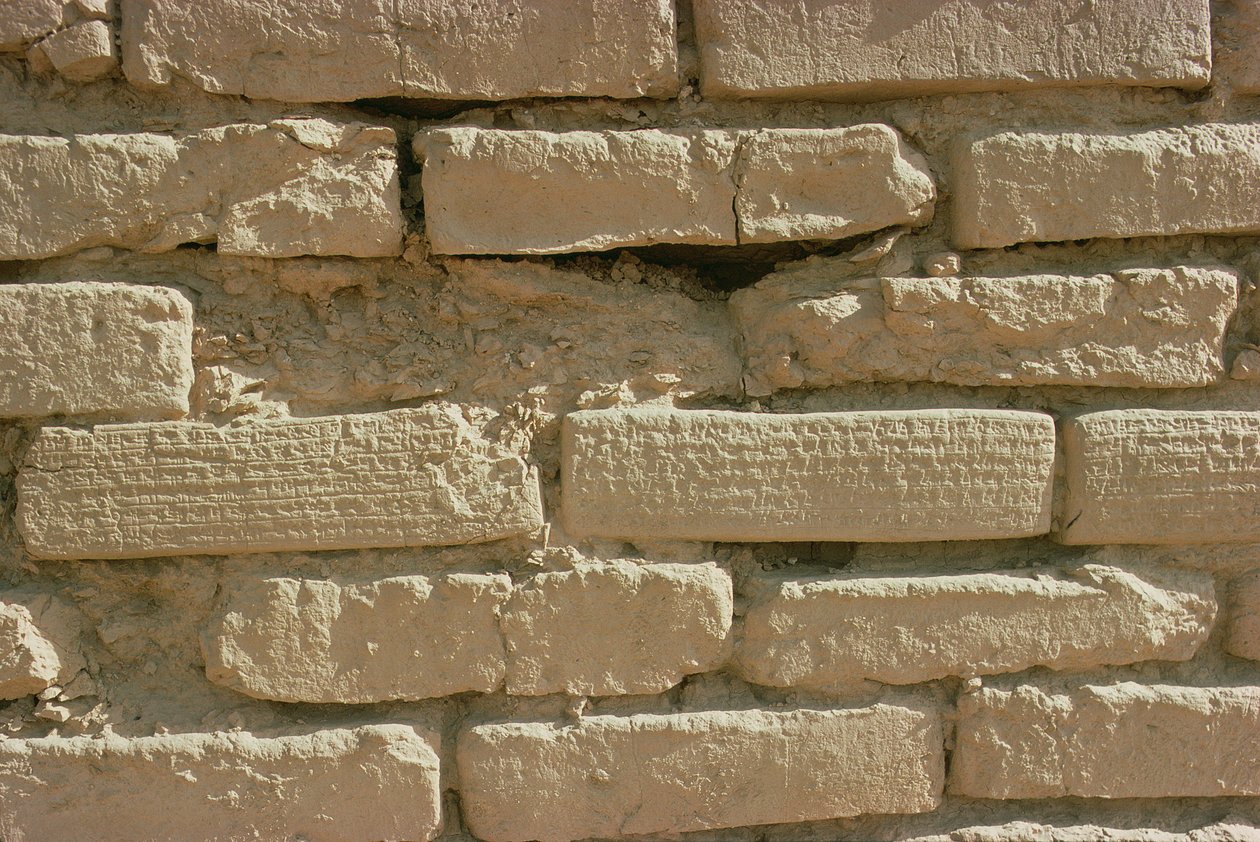 Detalle de ladrillos con inscripciones cuneiformes del Zigurat, construido por el rey elamita Untash-Gal (c.1265-46 a.C.) de Unbekannt