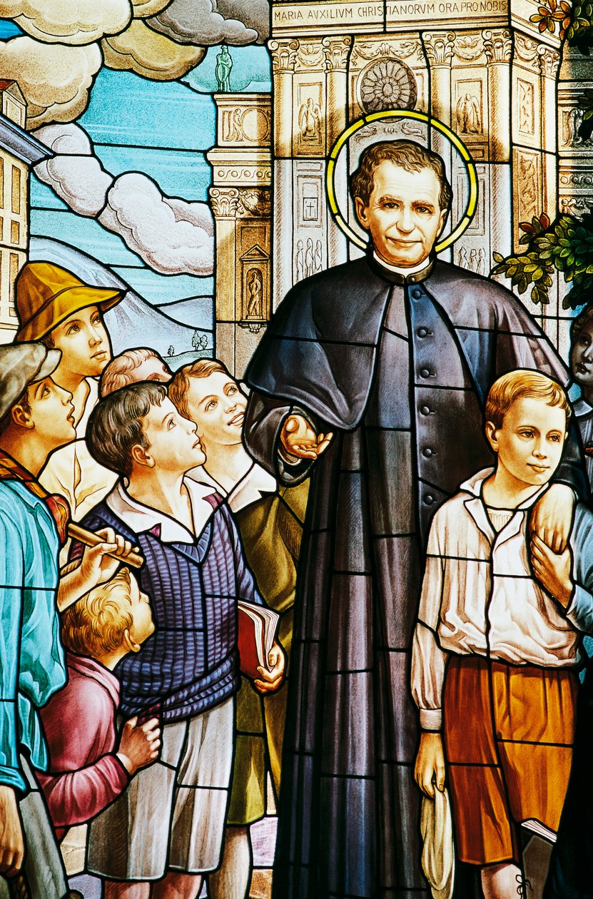 Don Bosco y niños, vidriera, Santuario Colle Don Bosco (siglo XX), Castelnuovo Don Bosco, Piamonte, Italia de Benjamin Baud