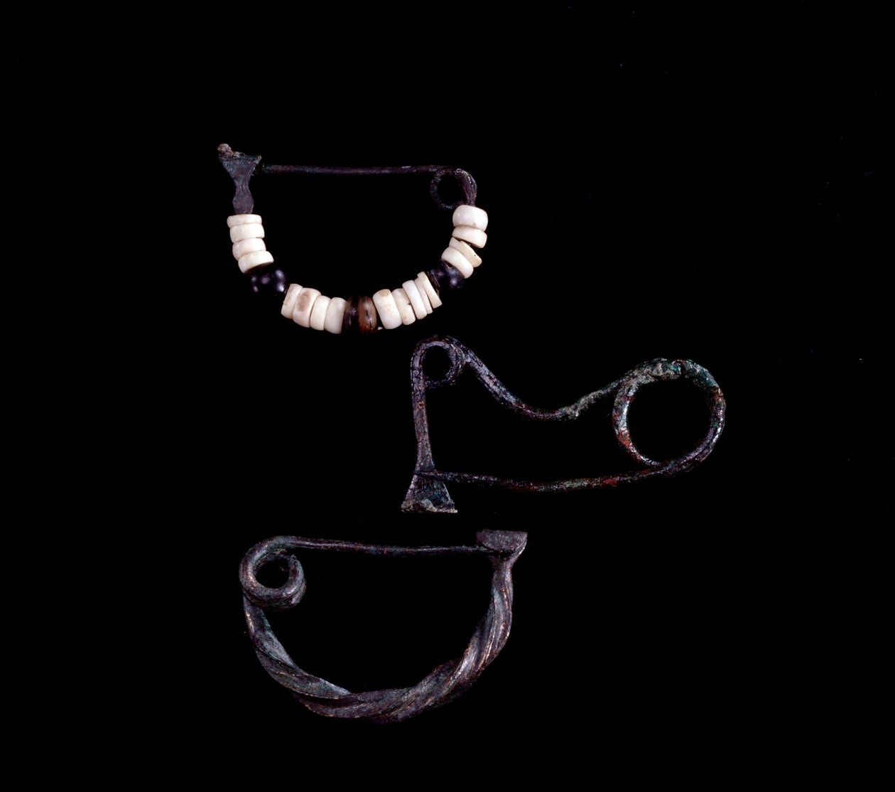 Arte etrusco: tres tipos de fíbulas de bronce de la tumba 59 por Poggio Selciatello, Pian della Regina, Tarquinia - siglo IX a.C. - Dim 3,8 cm 3,3 cm y 3,5 cm de Unbekannt