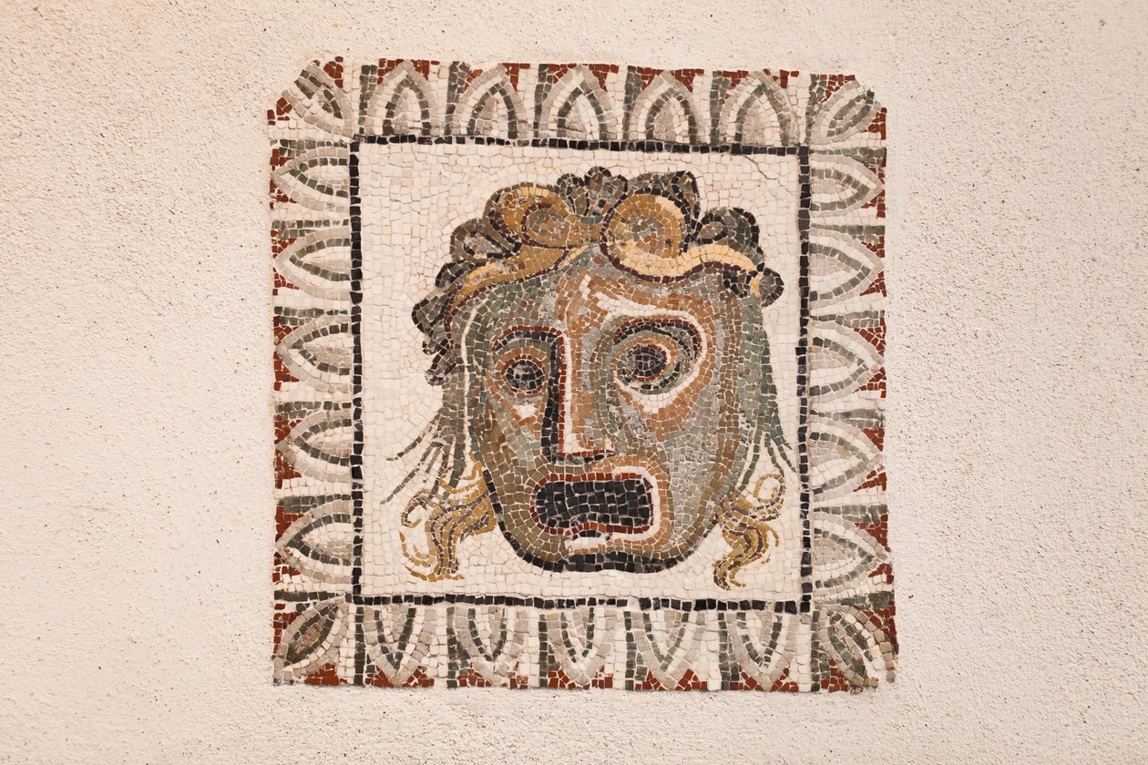 Mosaico del siglo I a.C. que representa una máscara de Dioniso, procedente de una villa romana cerca de la calle Ruffinella en Roma, Museo Nacional Romano, Roma, Italia. de Unbekannter Künstler