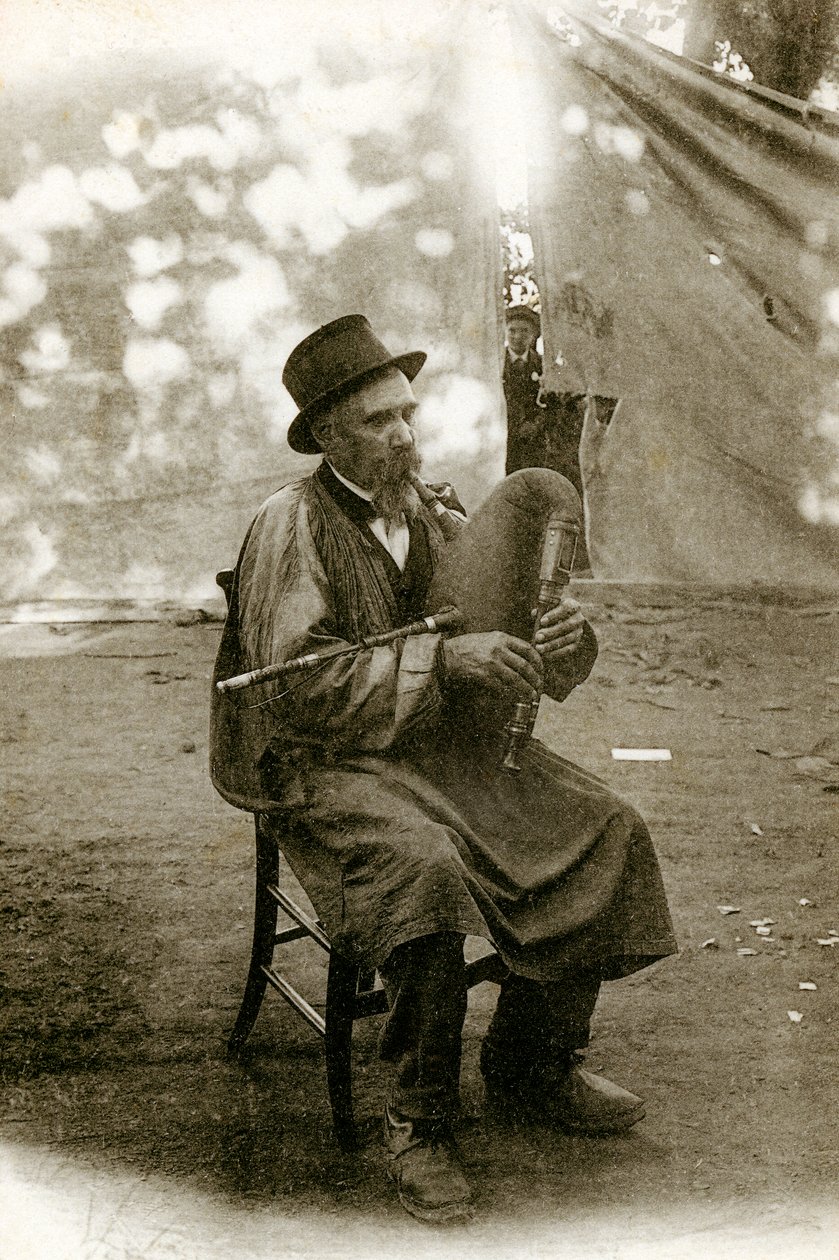 Folclore de Auvernia: músico tocando Chabrette, principios del siglo XX (fotografía en B/N) de Alec Hunter