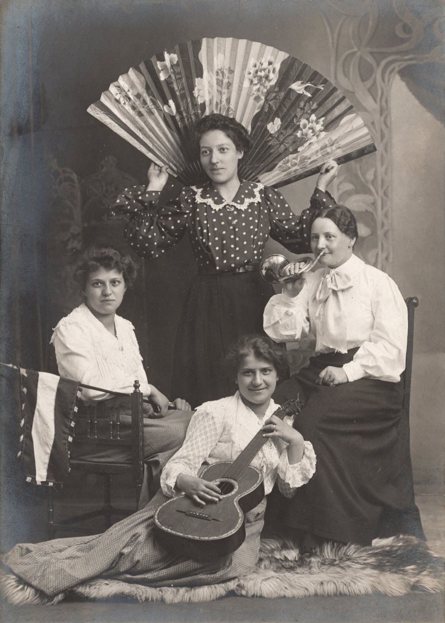 Cuatro señoras con trompa, guitarra y abanico, Francia, c.1920 (foto b/n) de Unbekannter Künstler