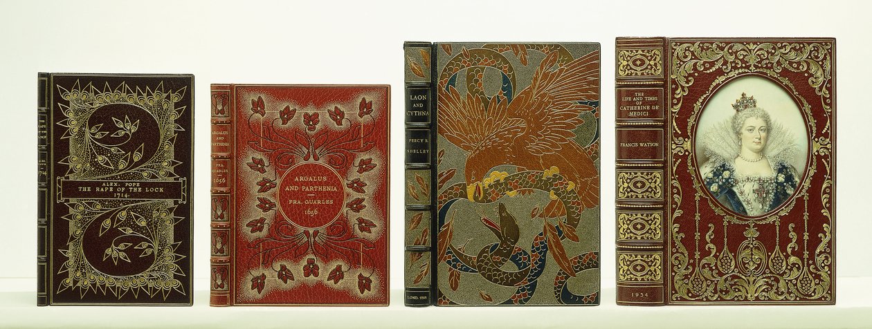 Cuatro cubiertas de libros con encuadernación de Riviere & Sons incluyendo "La Vida y Tiempos de Catalina de Médici" de Unbekannt