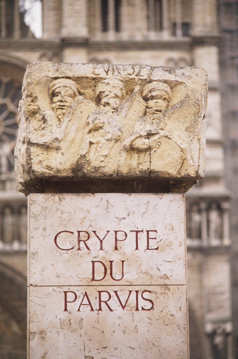 Francia, París, inscripción en la Cripta del Parvis en la cripta arqueológica, en la Île de la Cité, piedra con inscripción y tallados de Unbekannt