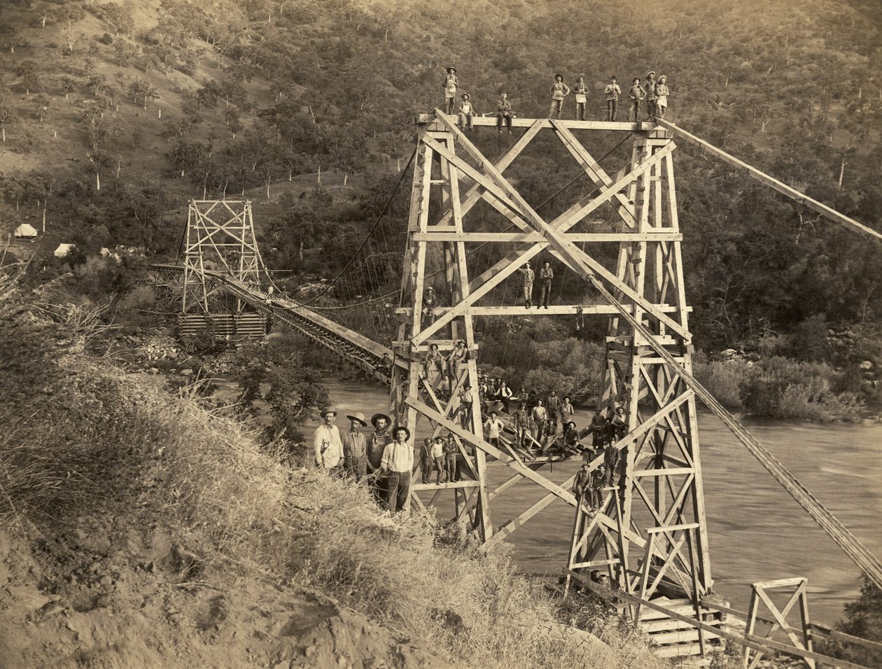 Fresno, California: 1890 Esta fotografía de C.C. Curtis muestra el puente Smith y Moore sobre el río Kings, que es parte del canal construido por Hiram T. Smith y Austin D. Moore, para transportar madera desde las Sierras para su empresa, Kings River Lumbe de Unbekannt