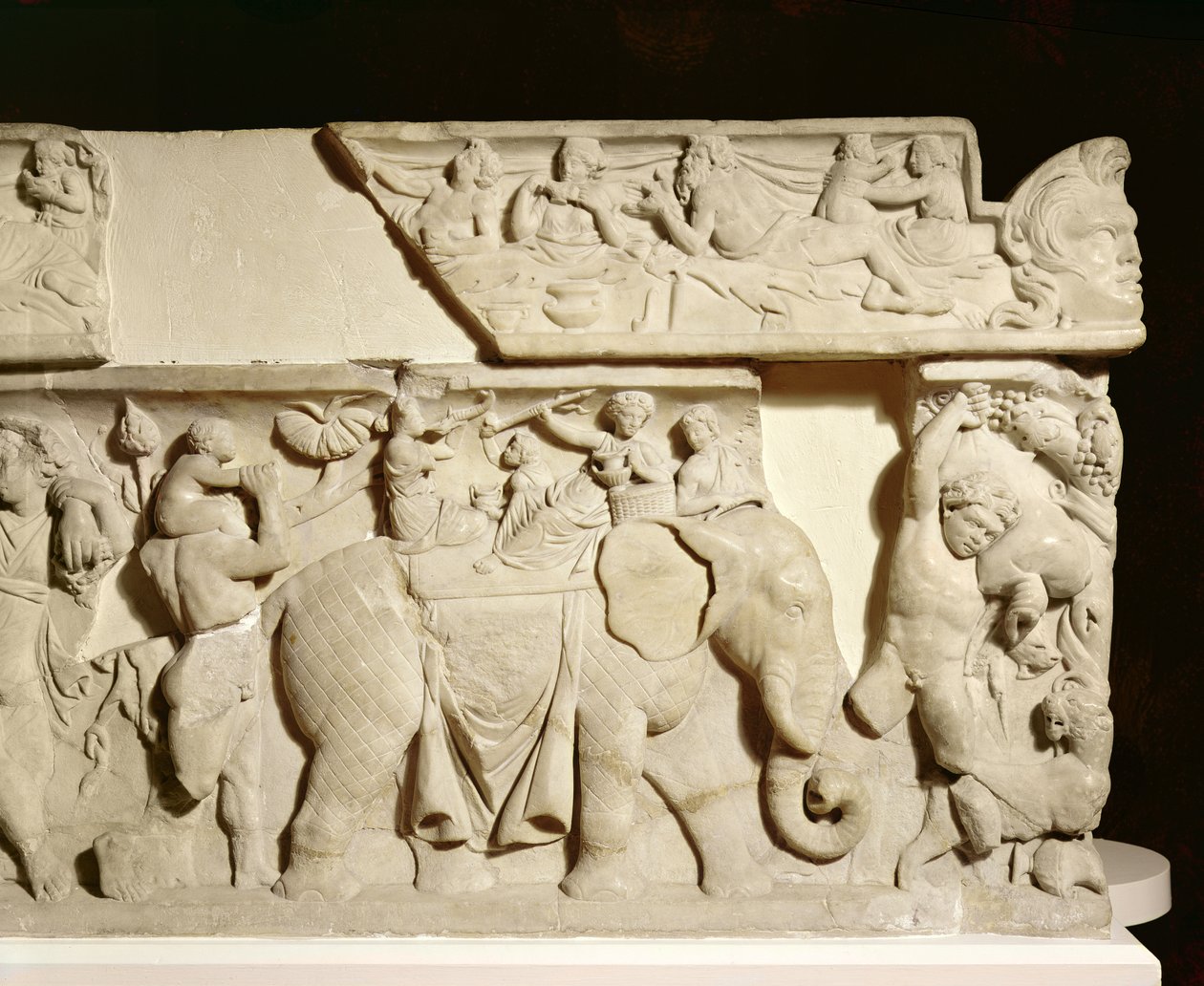 Retorno triunfal de Dionisos (detalle mostrando un elefante), relieve de sarcófago, griego, siglo II de Unbekannt