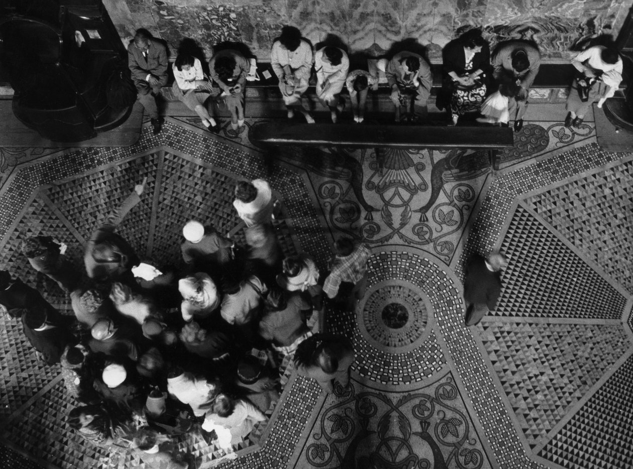 Grupo de seguidores en una iglesia de Unbekannt