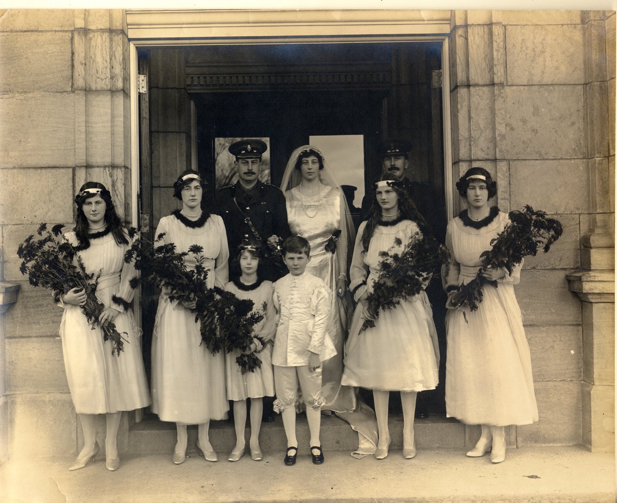 Fotografía de boda grupal de Lady Maud Cavendish y el Capitán Macintosh de William M. Timlin