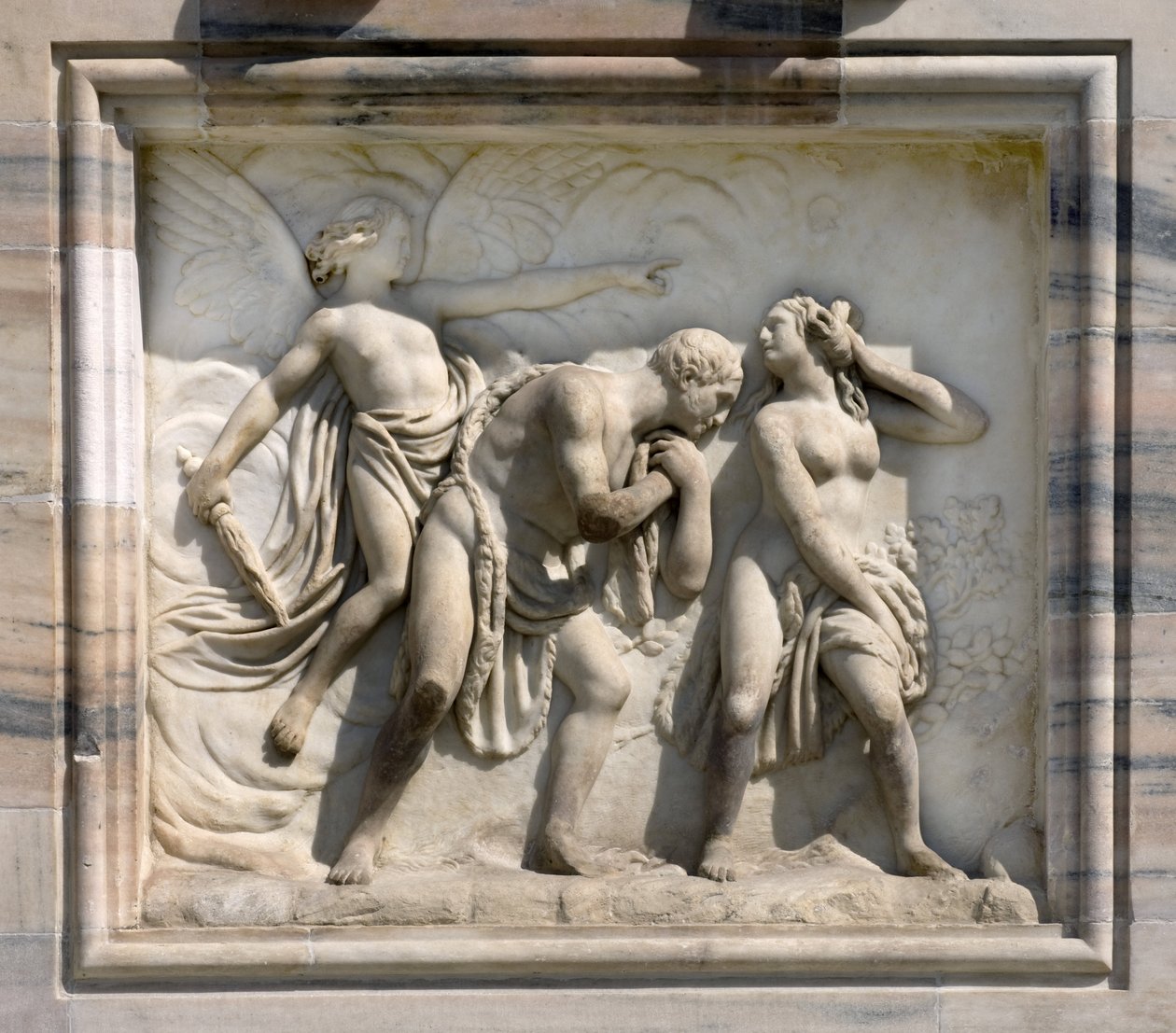 Alto relieve que representa a Adán y Eva expulsados del Paraíso por Carlo Maria Giudici. 1791. Catedral (dome o duomo) de Milán, Italia de Unbekannt