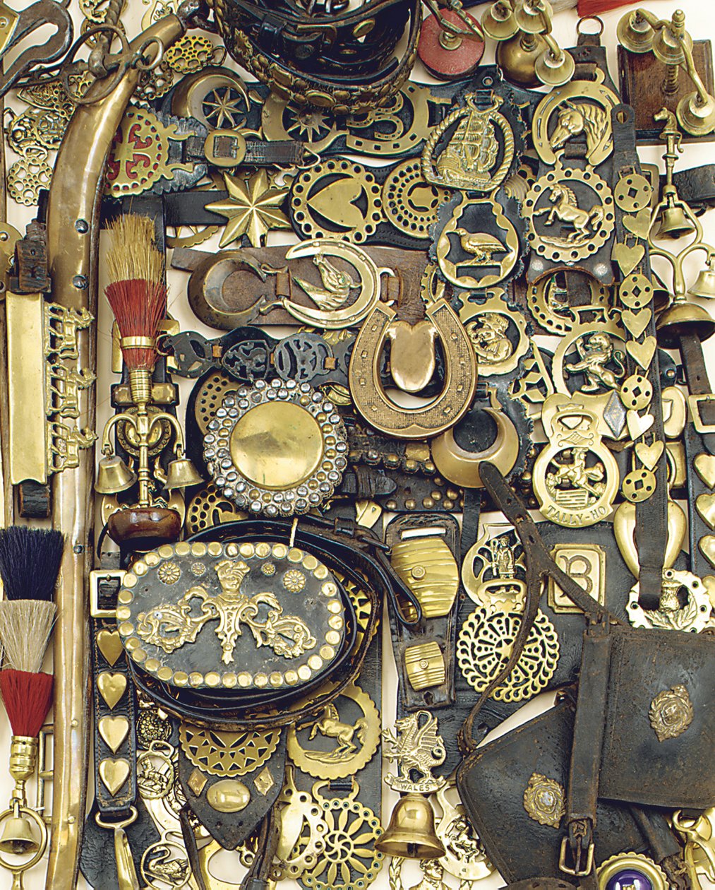 Piezas de cara de latón para caballos y martingalas de cuero montadas, finales del siglo XIX / principios del siglo XX de Unbekannt